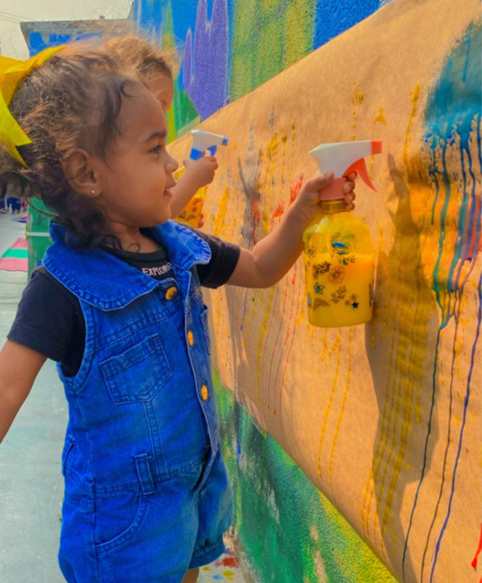 Crianças fazendo atividade com tinta