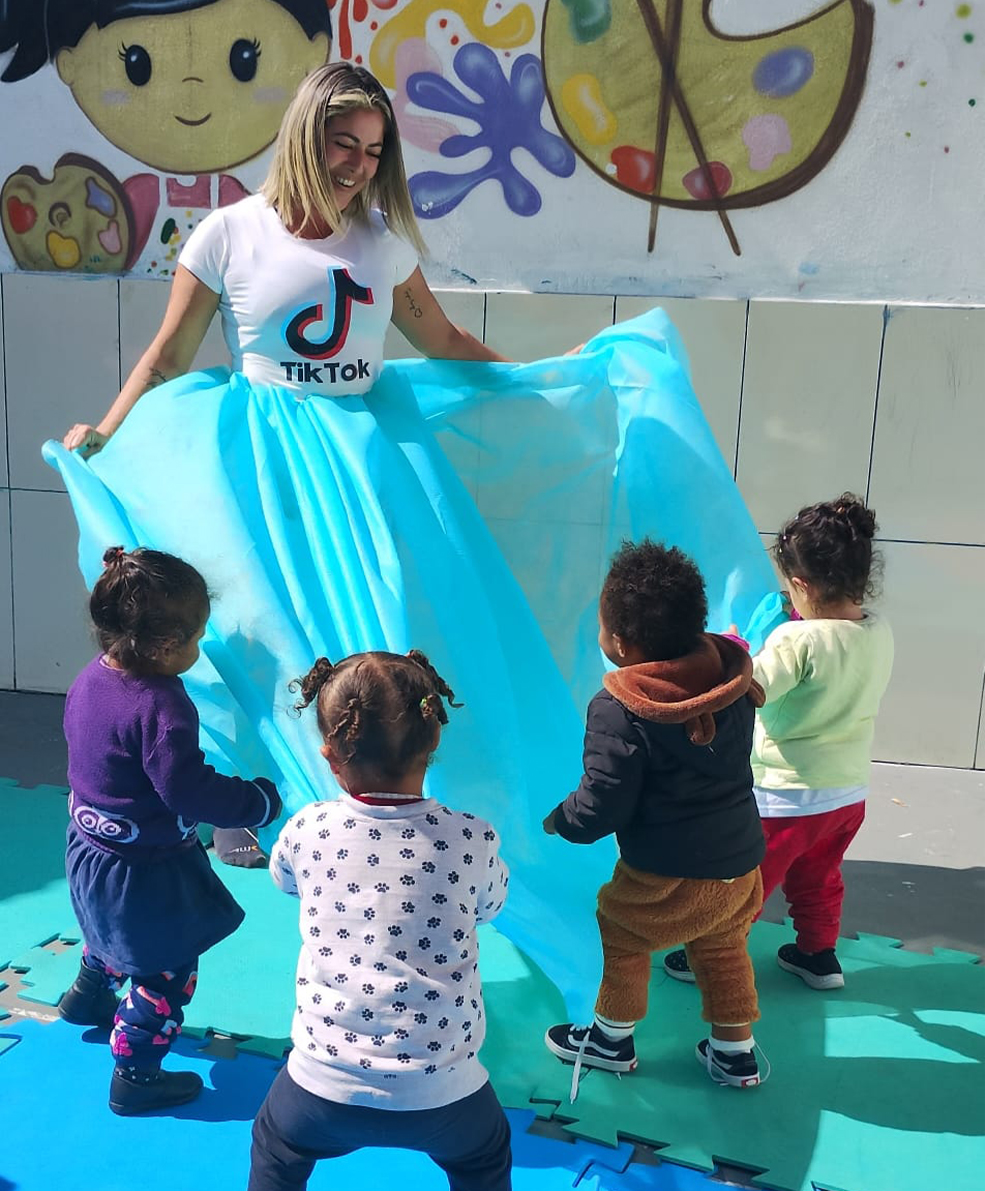 Crianças fazendo atividade com a professora